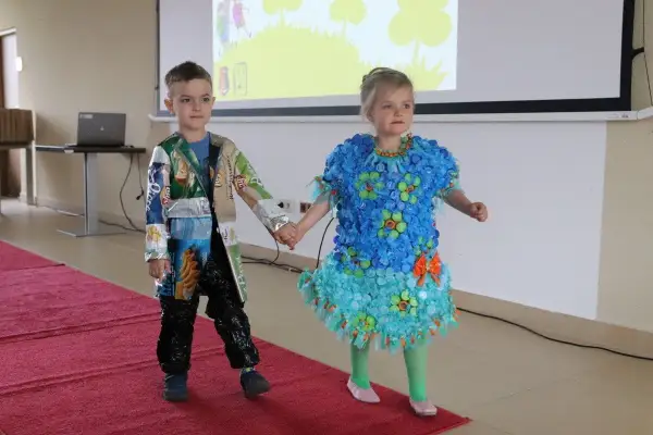 Ekologiczny strój z recyklingu dla chłopca - stwórz modę z duszą